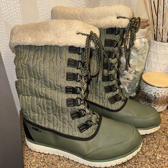 LL Bean Womens 8 Medium Waterproof Ultralight Snow Boots - Picture 1 of 8